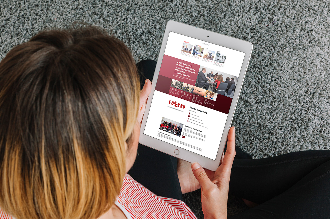 Mujer consultando la web Exig.es
