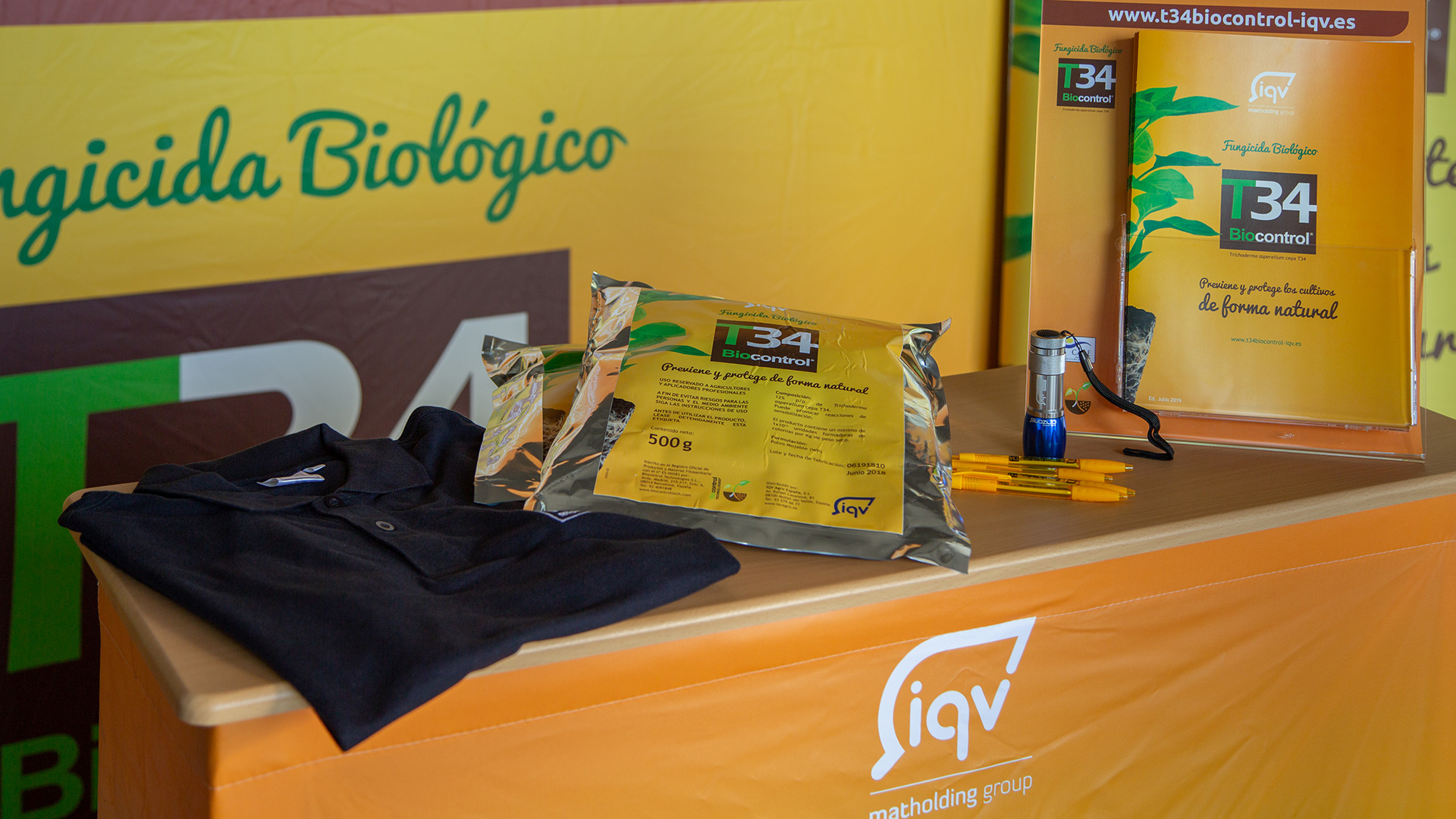 Artículos de merchandising, polo, linterna y bolígrafos de promoción.