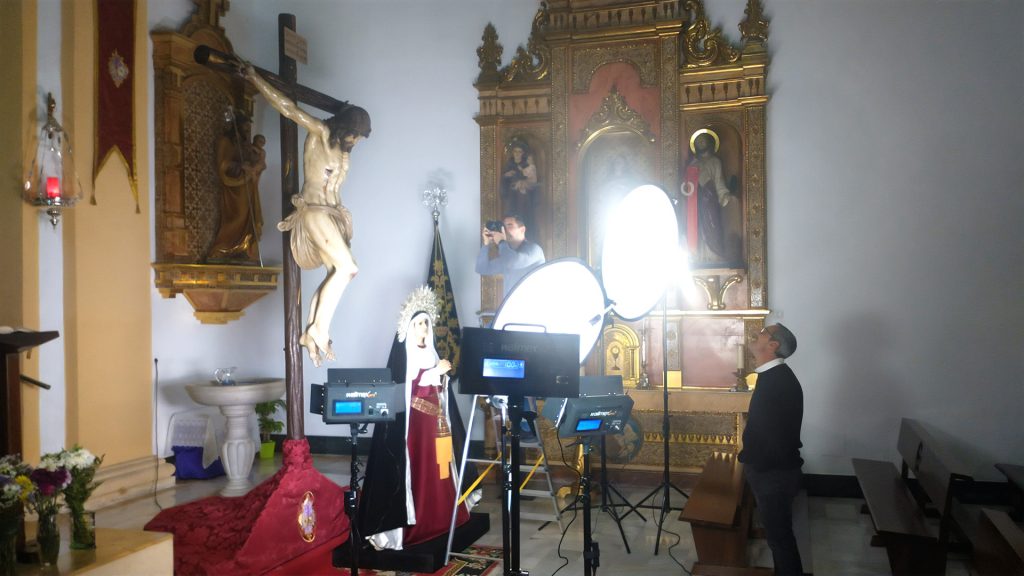 Fotógrafo realizando foto a la virgen y Jesucristo para cartel de Semana Santa de Roquetas de Mar