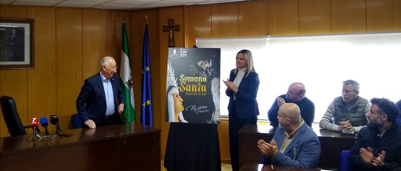 Foto de alcalde y concejala del Ayuntamiento de Roquetas de Mar presentando cartel Semana Santa 2024