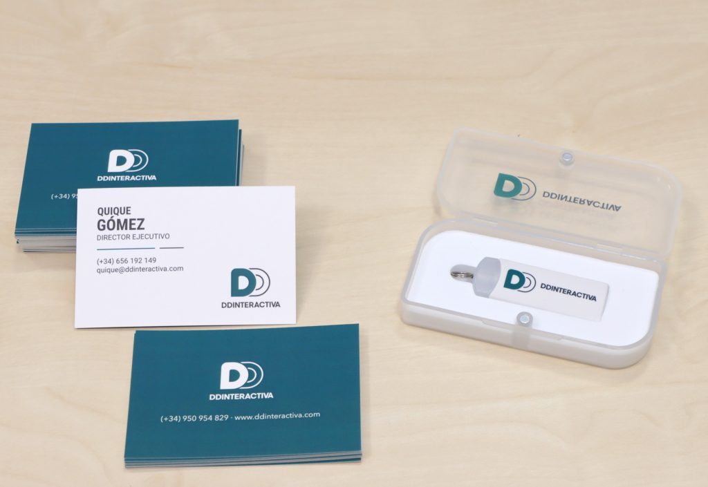 Foto de tarjeta visita de Quique Gómez y pendrive de DDInteractiva